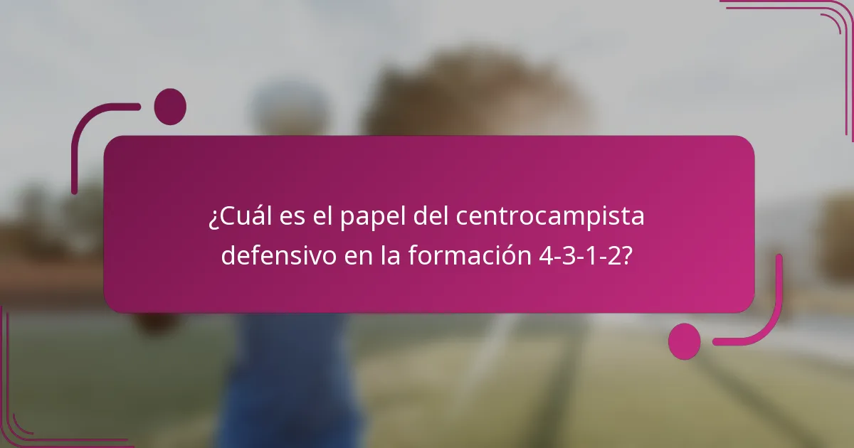 ¿Cuál es el papel del centrocampista defensivo en la formación 4-3-1-2?